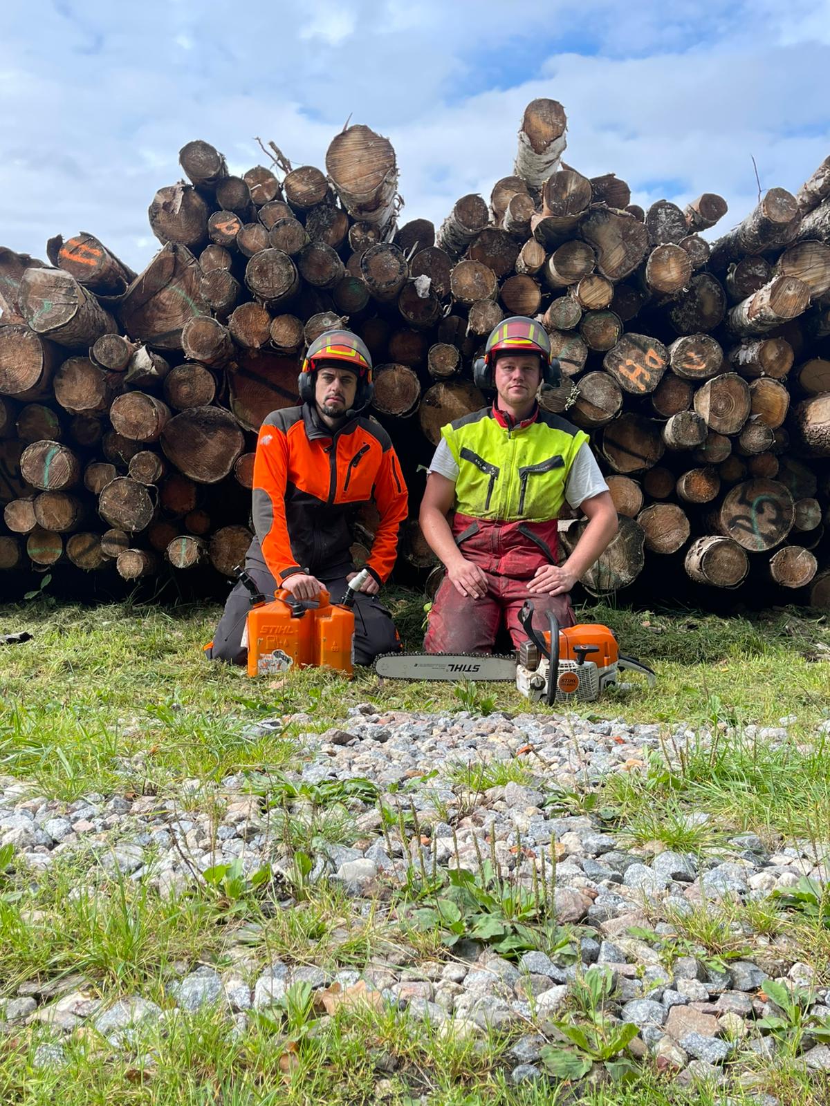 Dominik Brunner und Patrick Haug beim nachhaltigen Holzschlag im heimischen Wald
